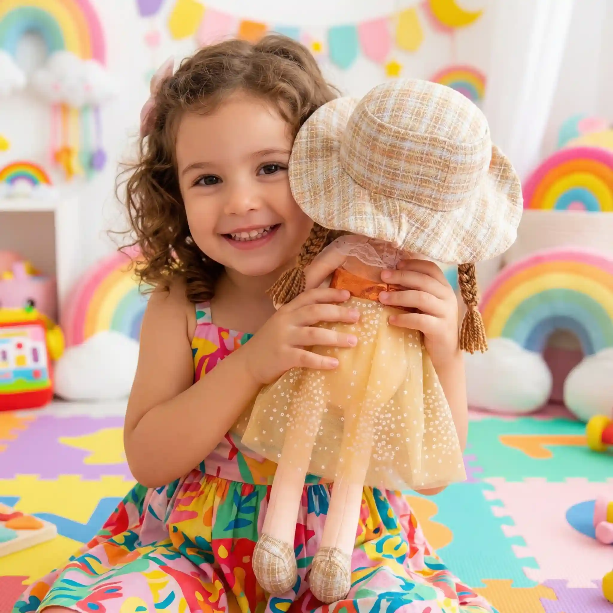 Papusa Personalizata Cocheta cu Palarie Bej1 Papusa Personalizata Cocheta cu Palarie Bej